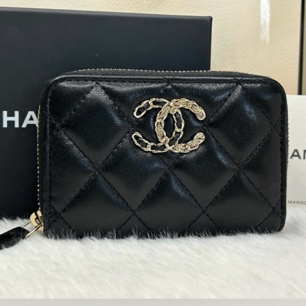 Chanel zippered interlocking CC lambskin zip around coin pouch card holder - Picture 3 of 10